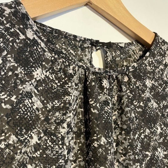 Evereve Allison Joy NWOT Harper Volume Sleeve blouse Peasant Sleeve snakeskin - Picture 8 of 8